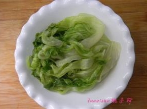 捞出过凉水的生菜，控干水份，摆在盘子里；