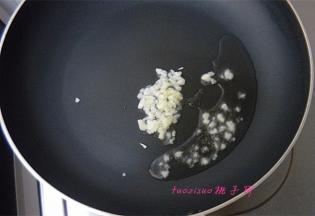 炒锅里放入食用油，放入蒜末煸香；
