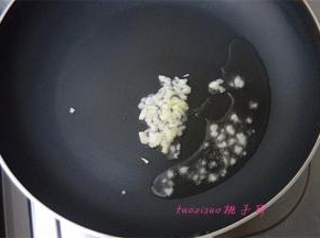 炒锅里放入食用油，放入蒜末煸香；