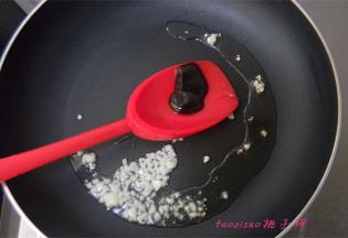 再放入1小勺蚝油煸炒；