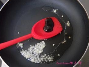 再放入1小勺蚝油煸炒；