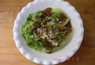 将芡汁淋在盘子里的生菜上，再撒上些蒜末就可以啦！