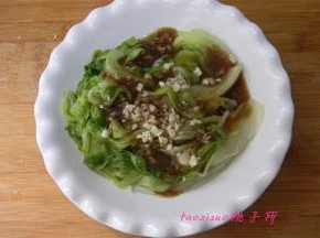 将芡汁淋在盘子里的生菜上，再撒上些蒜末就可以啦！