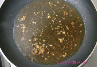 锅里倒入少量的热水，放入生抽提色，淋上水淀粉勾薄芡后，做好了芡汁；