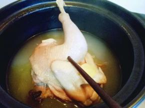 可以用筷子扎一下来辨别母鸡是否酥软。