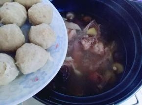 再加入贡丸，烧开后转小火炖20分钟。