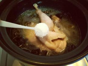 加入盐，调味出锅。