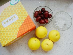 京白梨、红枣洗干净备用。