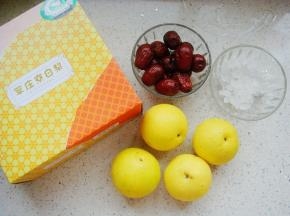京白梨、红枣洗干净备用。