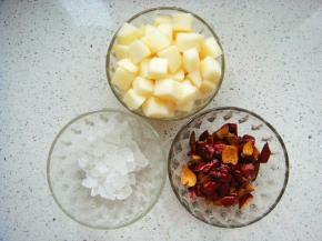 京白梨去皮核切丁，红枣去核切小块。