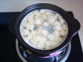 盖上锅盖，再次煮开后转小火。