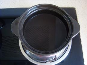 砂锅里加入适量的清水。