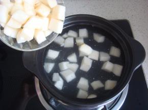 开锅后，倒入切好的梨丁。