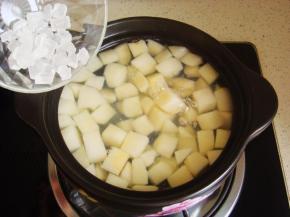 煮十分钟后加入冰糖。