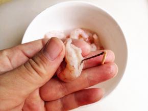 2.	虾背用刀切开，用牙签挑出虾线，