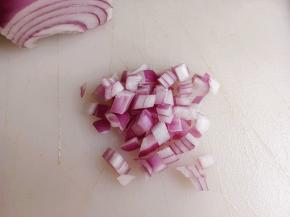 3.	洋葱洗净，切成小粒，