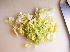5.	白菜洗净，切成小粒，