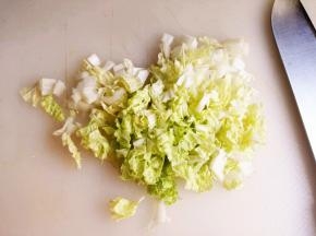 5.	白菜洗净，切成小粒，
