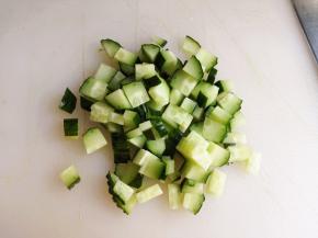 6.	黄瓜洗净，切成小粒