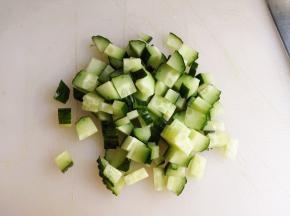6.	黄瓜洗净，切成小粒