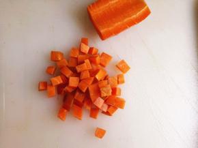 4.	胡萝卜洗净，切成小粒，