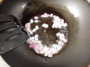 7.	锅里放入食用油，油热后，放入洋葱，爆香，