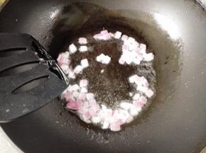7.	锅里放入食用油，油热后，放入洋葱，爆香，