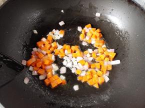 8.	倒入胡萝卜，翻炒，注意胡萝卜富含维生素A，对视力有好处，且只属脂溶性维生素，所以在油里多炒一会，有助于吸收，