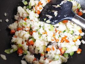 10.	倒入米饭，翻炒