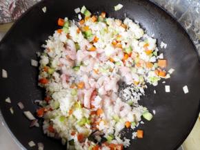 11.	炒匀后，倒入虾仁，炒至虾仁变色关火，放少许盐拌匀，