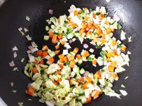 9.	再加入白菜和黄瓜，翻炒几下，