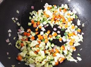 9.	再加入白菜和黄瓜，翻炒几下，