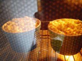 14.	烤箱预热，上下火，中层，180度，烤15分钟左右，即马苏里拉融化即可，出炉开吃吧。