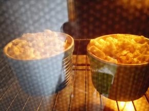 14.	烤箱预热，上下火，中层，180度，烤15分钟左右，即马苏里拉融化即可，出炉开吃吧。