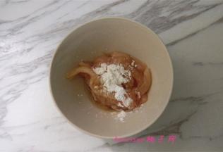 将鸡胸肉切稍微粗些的丝，放入料酒、鸡粉、玉米淀粉、食用油抓拌均匀腌制15分钟；