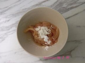 将鸡胸肉切稍微粗些的丝，放入料酒、鸡粉、玉米淀粉、食用油抓拌均匀腌制15分钟；