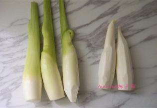 将茭白的外皮剥下，再用削皮刀削去老点的外皮，右边的是处理好的茭白；