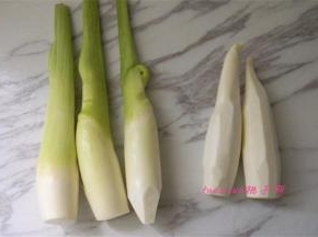 将茭白的外皮剥下，再用削皮刀削去老点的外皮，右边的是处理好的茭白；
