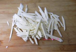 将洗净的茭白切粗丝；