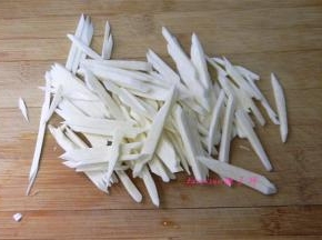 将洗净的茭白切粗丝；