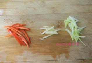 分别将葱姜红椒切丝，备用；