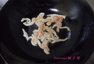 炒锅里倒入食用油，油温五成热时倒入腌好的鸡丝，用筷子拨散，鸡丝变色后取出备用；