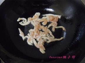 炒锅里倒入食用油，油温五成热时倒入腌好的鸡丝，用筷子拨散，鸡丝变色后取出备用；