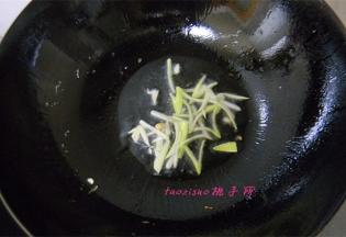 炒锅里再倒入食用油，放入葱姜丝煸炒出香味；