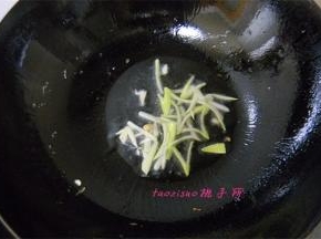 炒锅里再倒入食用油，放入葱姜丝煸炒出香味；