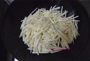 放入茭白丝翻炒；