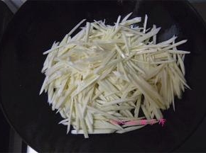 放入茭白丝翻炒；