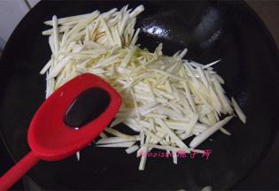 放入一点生抽；