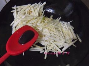 放入一点生抽；