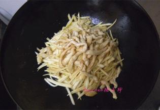 再放入煸好鸡肉丝，倒入一点热水，焖一分钟；